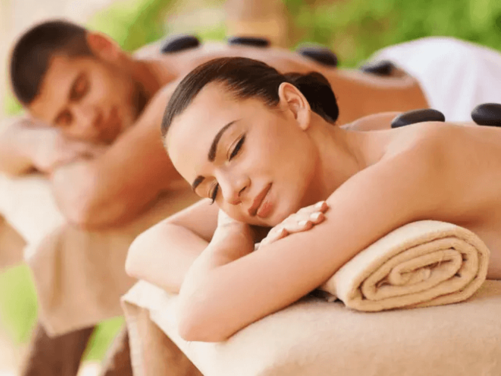 relaxing couples massage