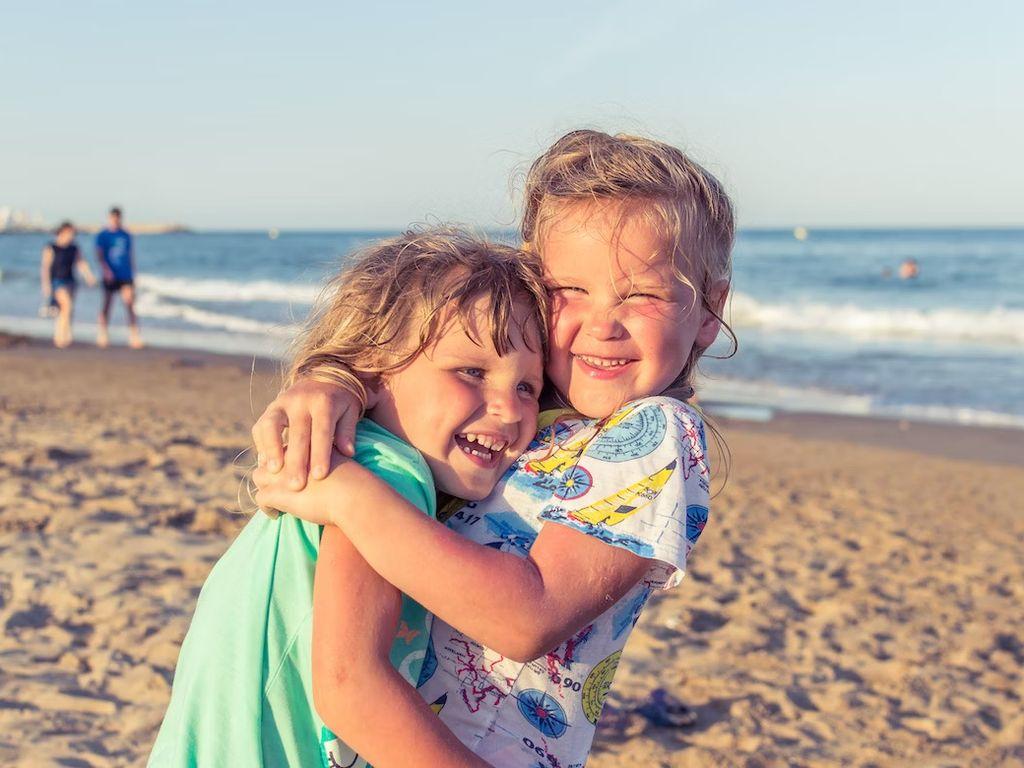 kids hugging on the beach